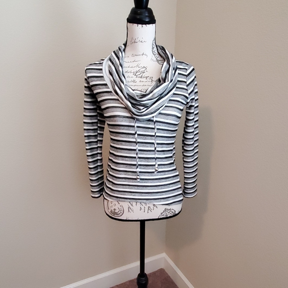 New Edista pullover long sleeve top
